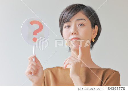 一個女人拿著一盤 Hatena 看著相機 1 84393778