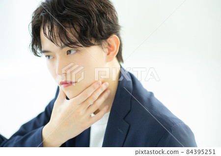 夾克的年輕人 84395251