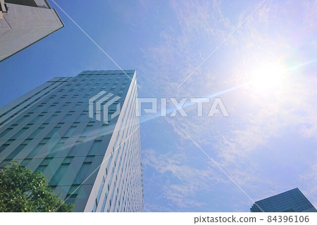 辦公樓和藍天 84396106