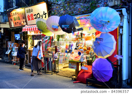 黃昏的鎌倉小町街商店街 黃昏的鎌倉小町街商店街 84396357