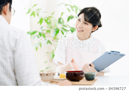 A woman with nutritional guidance 84396727