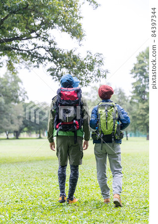 享受遠足，後面看法的年輕夫婦 84397344