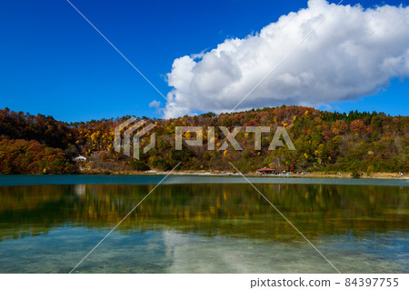 Autumn leaves and blue sky in Katanuma (Miyagi Prefecture) 84397755