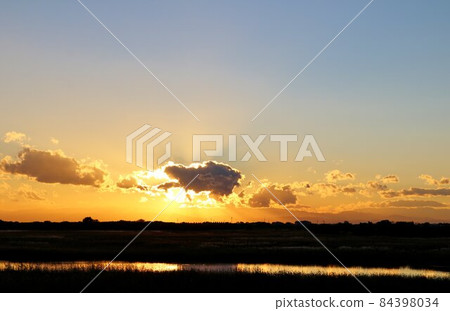 Autumn riverbed scenery that gives off a divine orange light Autumn riverbed scenery that gives off a divine orange light 84398034
