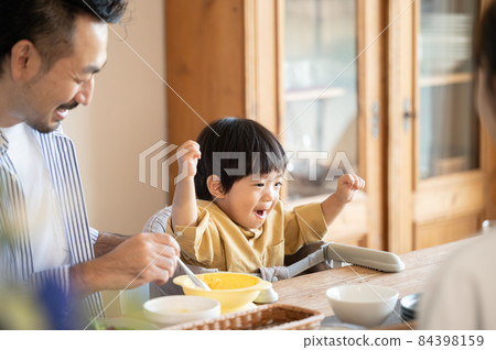 一個對米飯充滿熱情的可愛蹣跚學步的孩子 一個對米飯充滿熱情的可愛蹣跚學步的孩子 84398159