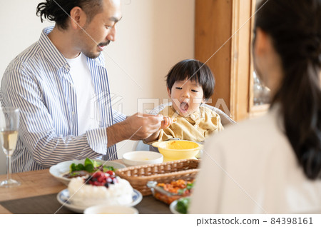 吃飯時張開嘴的幼兒 84398161