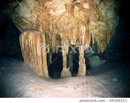 水下洞穴（Cenote Dos Ojos，圖盧姆，墨西哥） 84398351