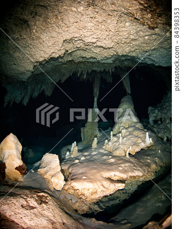 Underwater Cave (Cenote Dos Ojos, Tulum, Mexico) 84398353