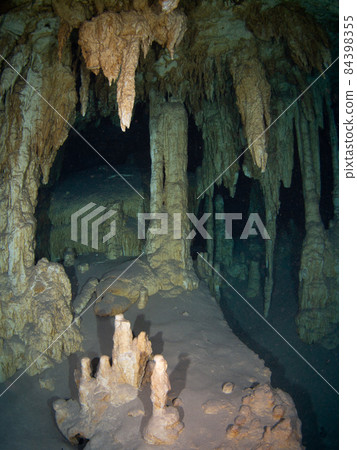 水下洞穴(Cenote Dos Ojos,圖盧姆,墨西哥) 水下洞穴(Cenote Dos Ojos,圖盧姆,墨西哥) 84398355