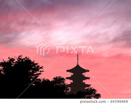 紅色日出天空中一座日本寺廟的剪影 84399469