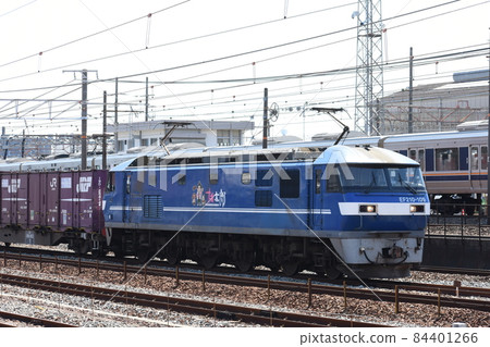 JR Freight EF210型電力機車，在山陽本線西明石站附近拉下貨運列車 84401266