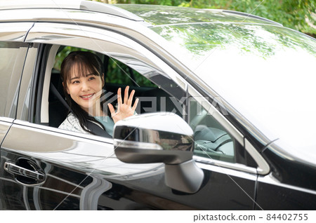 美麗的日本女人從車裡揮手看著相機 美麗的日本女人從車裡揮手看著相機 84402755