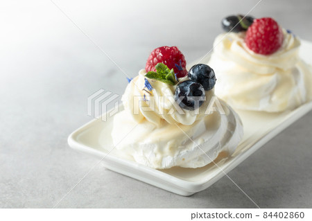 Dessert Pavlova with blueberries and raspberries. 84402860