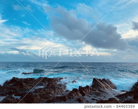 Clouds and the sea 84403389