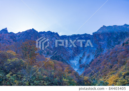 (Gunma Prefecture) Mt. Tanigawa / Ichinokurazawa Rock wall and autumn leaves (Gunma Prefecture) Mt. Tanigawa / Ichinokurazawa Rock wall and autumn leaves 84403405