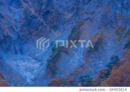(Gunma Prefecture) Mt. Tanigawa / Ichinokurazawa Autumn leaves on the rock wall (Gunma Prefecture) Mt. Tanigawa / Ichinokurazawa Autumn leaves on the rock wall 84403614