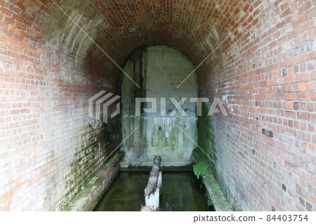 Block and brick tunnel 84403754