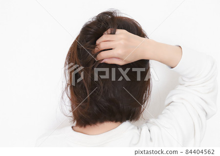 一個女人摸她的頭 84404562
