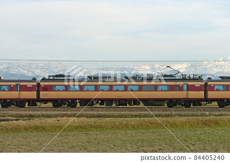 北陸本線 三河加賀笠間 JR 西 485 系列 A08 編隊(京都)⑥ 茂葉 484-80 海邊 北陸本線 三河加賀笠間 JR 西 485 系列 A08 編隊(京都)⑥ 茂葉 484-80 海邊 84405240