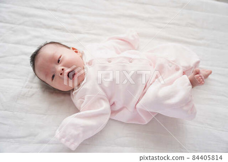 Baby portrait natural light 84405814