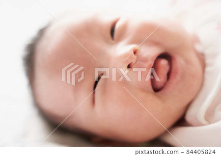 嬰兒肖像自然光 84405824