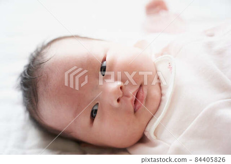 嬰兒肖像自然光 84405826