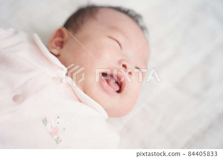 嬰兒肖像自然光 84405833