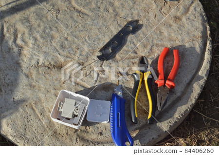 The work of an electrician to conduct electric light in offices and apartments 84406260