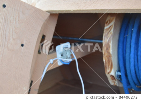 The work of an electrician to conduct electric light in offices and apartments 84406272