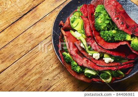 Beetroot pancakes with vegetable filling 84406981