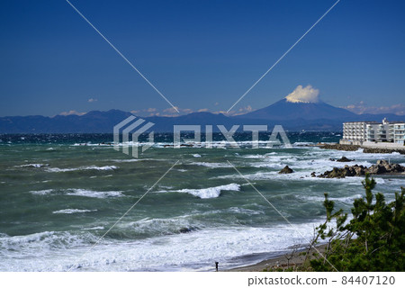 Hayama Town, a rough winter sea Hayama Town, a rough winter sea 84407120