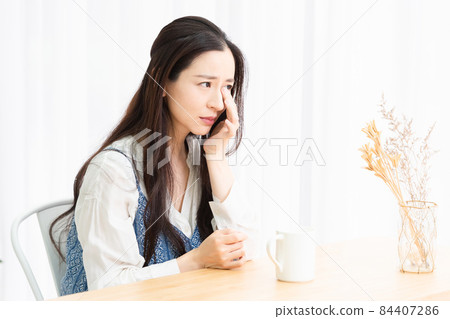 坐在客廳哭的家庭主婦 84407286