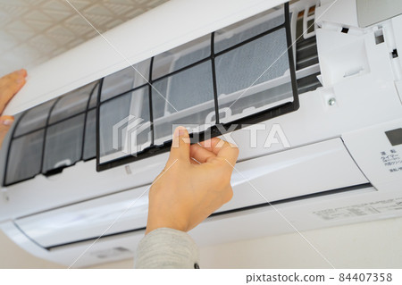 取出空調過濾網 取出空調過濾網 84407358