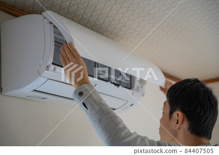 一個人打開空調蓋 一個人打開空調蓋 84407505