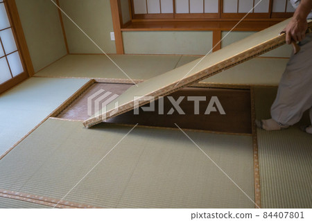A state of changing the tatami mat 84407801