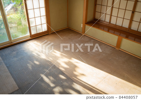 A state of changing the tatami mat A state of changing the tatami mat 84408057