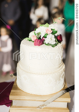 Luxury decorated wedding cake on the table 84408709