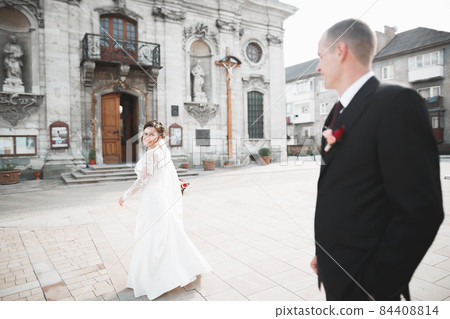 Perfect couple bride, groom posing and kissing in their wedding day 84408814