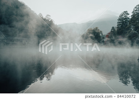 湯布院朝霧清晨的秋葉 84410072