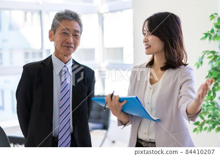 VIP 與秘書交談 84410207