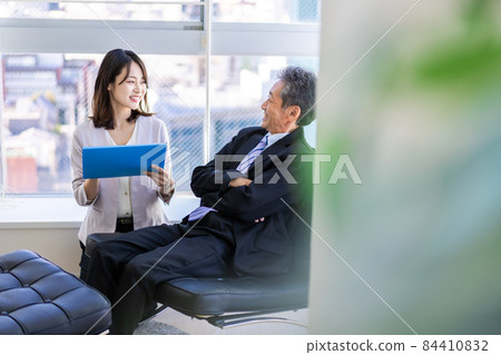 總裁和秘書在總裁辦公室開會 總裁和秘書在總裁辦公室開會 84410832