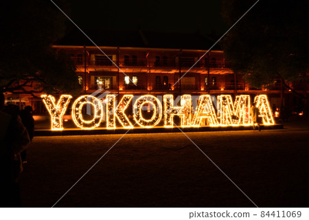 Christmas illuminations that decorate the winter city Christmas illuminations that decorate the winter city 84411069