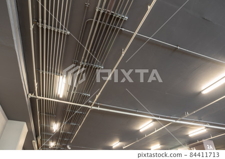 Installation of Electrical metallic conduits on the ceiling 84411713