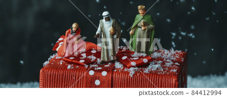 the magi on a gift box, web banner the magi on a gift box, web banner 84412994