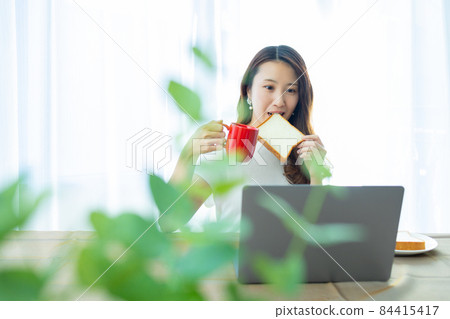 女性早餐吃麵包 女性早餐吃麵包 84415417