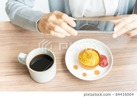 Taking a picture of a tart with a smartphone 84416004