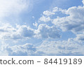 夏天的天空和散落的雲彩 84419189
