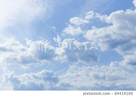 夏天的天空和散落的雲彩 84419189