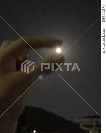 夜城倒映在水面 84421876
