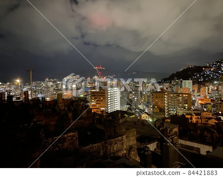 夜城倒映在水面 84421883